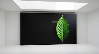 Die Produkte von Unilumin sind energiesparend konzipiert Das Bild zeigt im Vordergrund Türme aus Münzen auf einem Tisch, die von rechts nach links immer kleiner werden. Dahinter leuchtet eine Glühbirne und im Hintergrund sind verschwommene Bäume zu erkennen. Ein Symbol für Energiekostenersparnis.