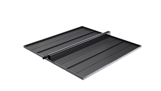 Flaches Modul, volle Leistung Ein Modul der UVF-Serie liegt mit dem Display nach unten. So sind das Gehäuse aus Metall, die Stabverbindungen und die Technikbox in der Mitte gut erkennbar. Durch die einzelnen waagrechten LED-Streben wirken die Module luftig und transparent.