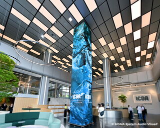 LED-Totem in Foyer der ICON by Covivio in Düsseldorf Ein moderner Empfangsbereich einer Firma. Neben des Empfangstresen befinden sich eine Sitzecke im Eingangsbereich. Der Blickfang bildet eine Säule, die mit LED-Wänden an allen 4 Ecken ausgestattet wurde.