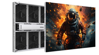 Offenes LED-Display mit sichtbaren Modulen neben einem leuchtenden Bild eines Astronauten vor einem Feuerhintergrund