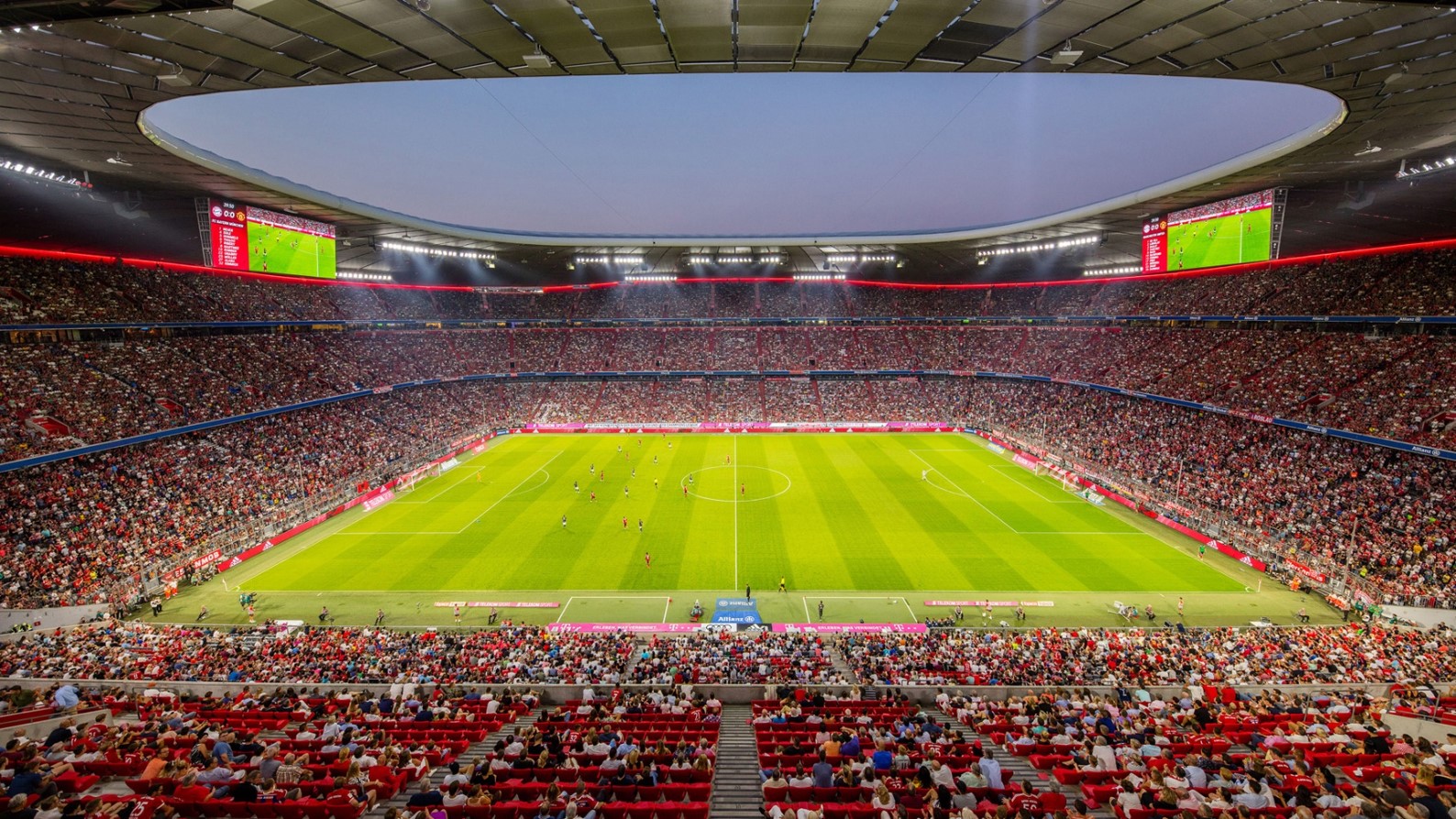 Allianz Arena München mit LED-Scoreboards
